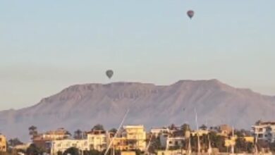 مشهد خيالى.. تحليق رحلات البالون غرب الأقصر مع لحظات شروق شمس 17 رمضان