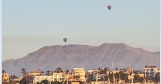 مشهد خيالى.. تحليق رحلات البالون غرب الأقصر مع لحظات شروق شمس 17 رمضان