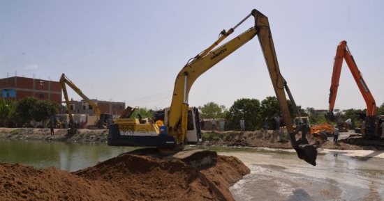 شفط المياه بعزبة الكوبانية المتضررة من انهيار جسر السويس بالإسماعيلية.. صور