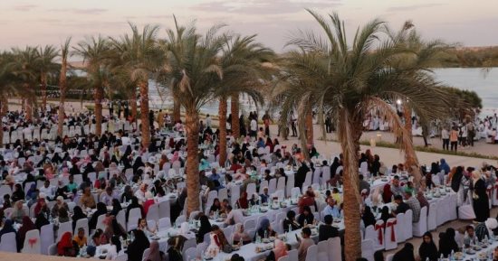 محافظ أسوان يشارك 1500 من العاملين والمواطنين إفطار رمضان