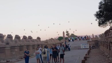 صورة اليوم.. سياح العالم يستمتعون بزيارة معابد الكرنك مع تحليق رحلات البالون الطائر