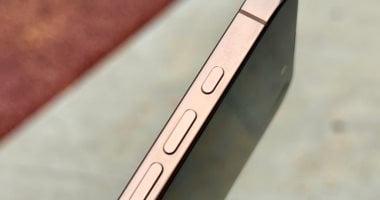 هاتف iPhone SE هو الهاتف المثالى الذى تختبر به Apple مودمها الجديد