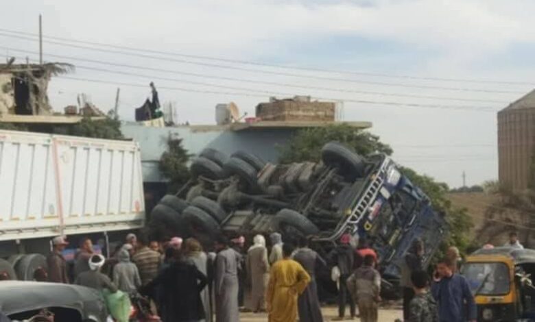 إصابة شخص إثر انقلاب سيارة نقل فى منطقة الصف