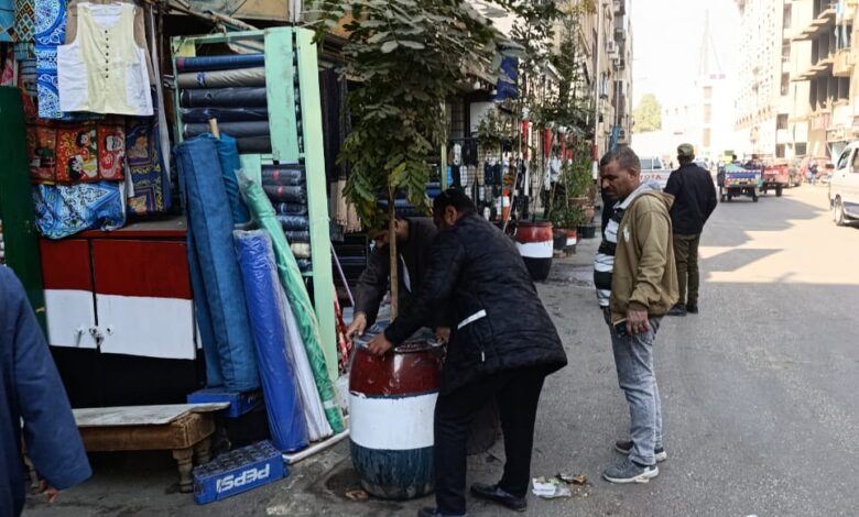 حملة لرفع الإشغالات بشارع مدرسة الصنايع والسوق السياحى فى الأقصر.. صور